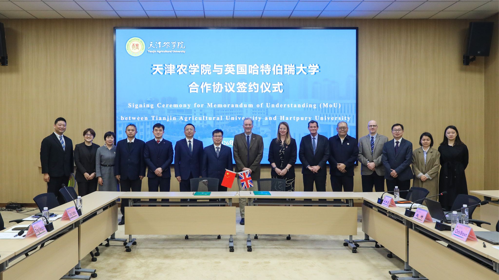 英国哈特伯瑞大学校长一行访问世界杯官网